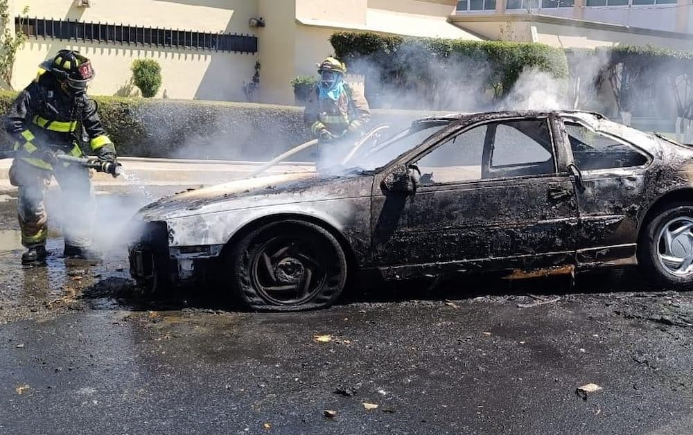 Joven sufre quemaduras en incendio de vehículo en la carretera San Juan del Río-Xilitla