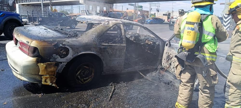 Joven sufre quemaduras en incendio de vehículo en la carretera San Juan del Río-Xilitla