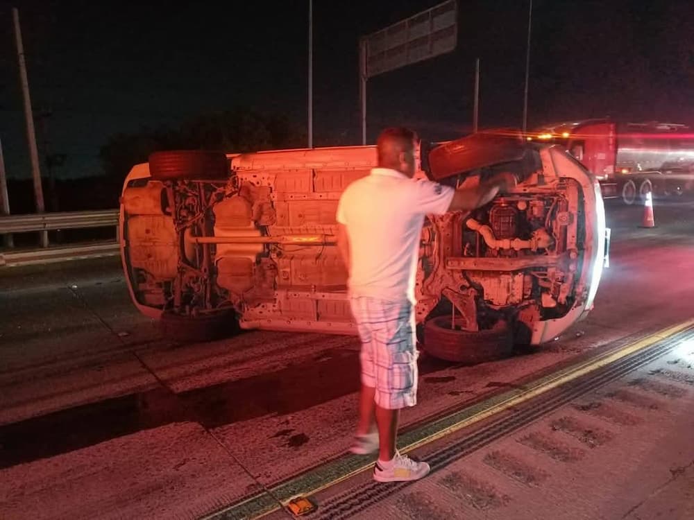 Vehículo queda acostado sobre el asfalto tras choque en la México-Querétaro en SJR 1 Vehículo queda acostado sobre el asfalto tras choque en la México-Querétaro en SJR