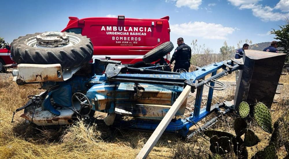 Adulto mayor resulta lesionado tras volcar tractor en San Juan del Río 1 Adulto mayor resulta lesionado tras volcar tractor en San Juan del Río