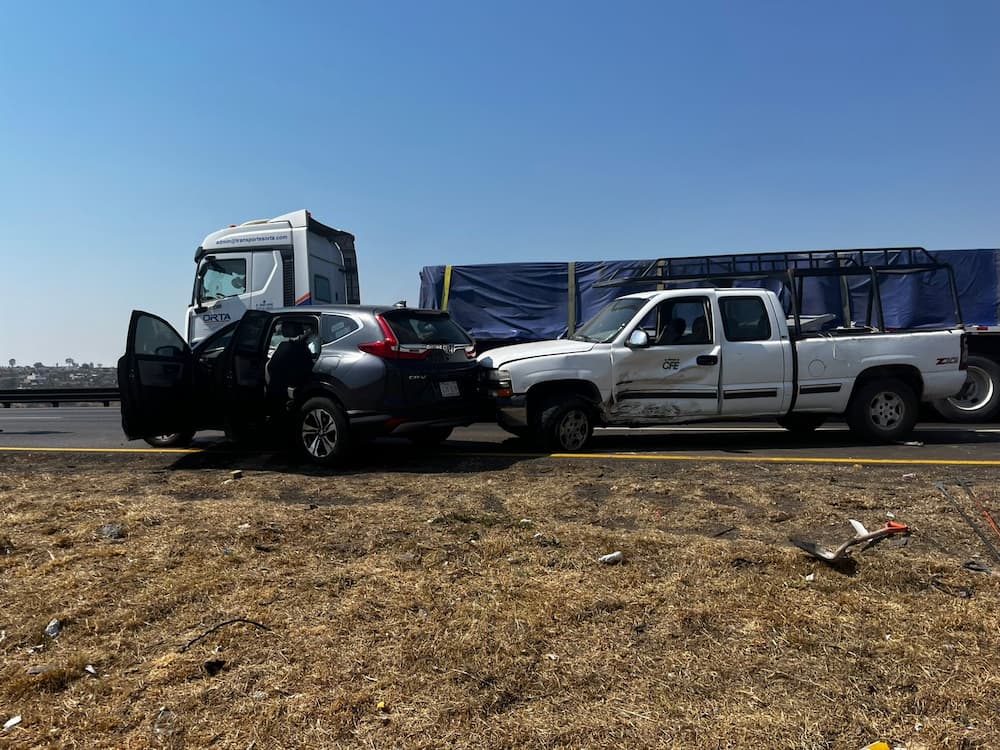 Choque entre dos camionetas provoca caos vial en autopista México-Querétaro en SJR 1 Choque entre dos camionetas provoca caos vial en autopista México-Querétaro en SJR