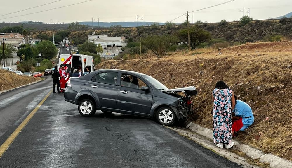 Choque frontal entre dos vehículos deja un lesionado en la carretera ...