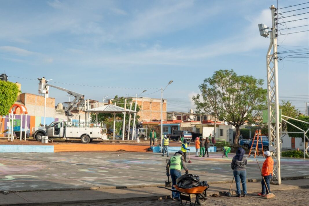 En equipo, Roberto Cabrera supervisa trabajos de Servicios Públicos en El Pedregoso