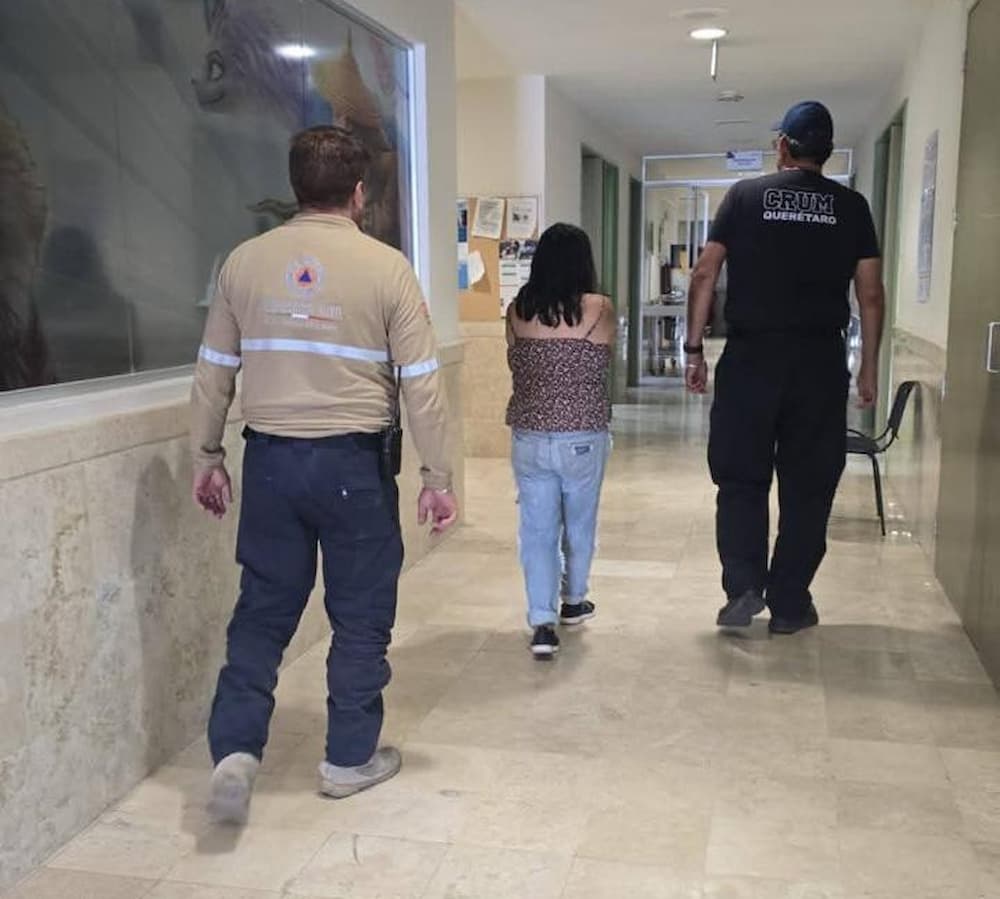 Evitan tragedia en San Juan del Río salvan a mujer que intentaba lanzarse de un puente vehicular