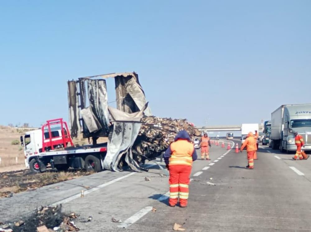 Tractocamión se incendia en el macrolibramiento Palmillas-Apaseo y termina calcinado 2 Tractocamión se incendia en el macrolibramiento Palmillas-Apaseo y termina calcinado