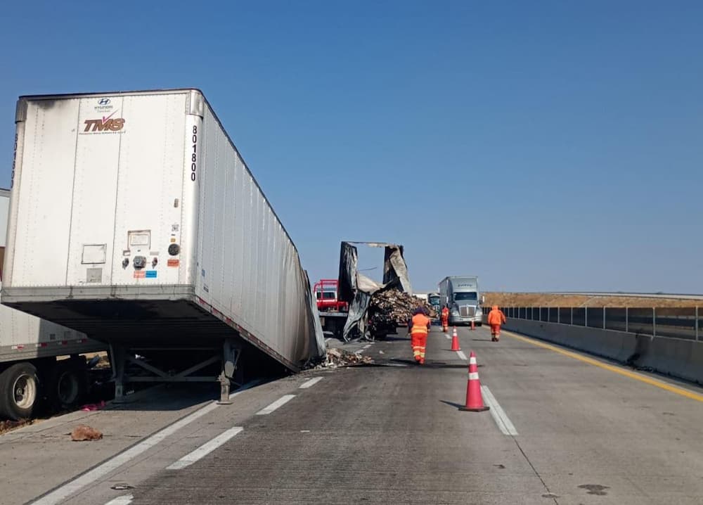 Tractocamión se incendia en el macrolibramiento Palmillas-Apaseo y termina calcinado 1 Tractocamión se incendia en el macrolibramiento Palmillas-Apaseo y termina calcinado