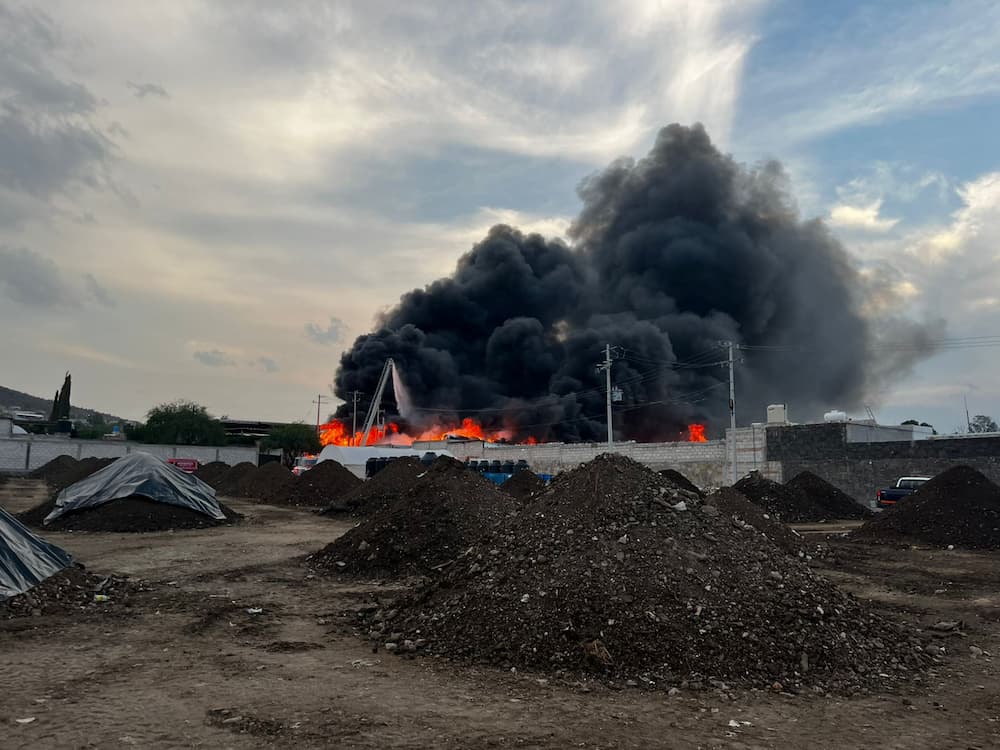 Impresionante incendio consume recicladora en La Estancia, San Juan del Río 2 Voraz incendio consume recicladora en La Estancia San Juan del Rio 1