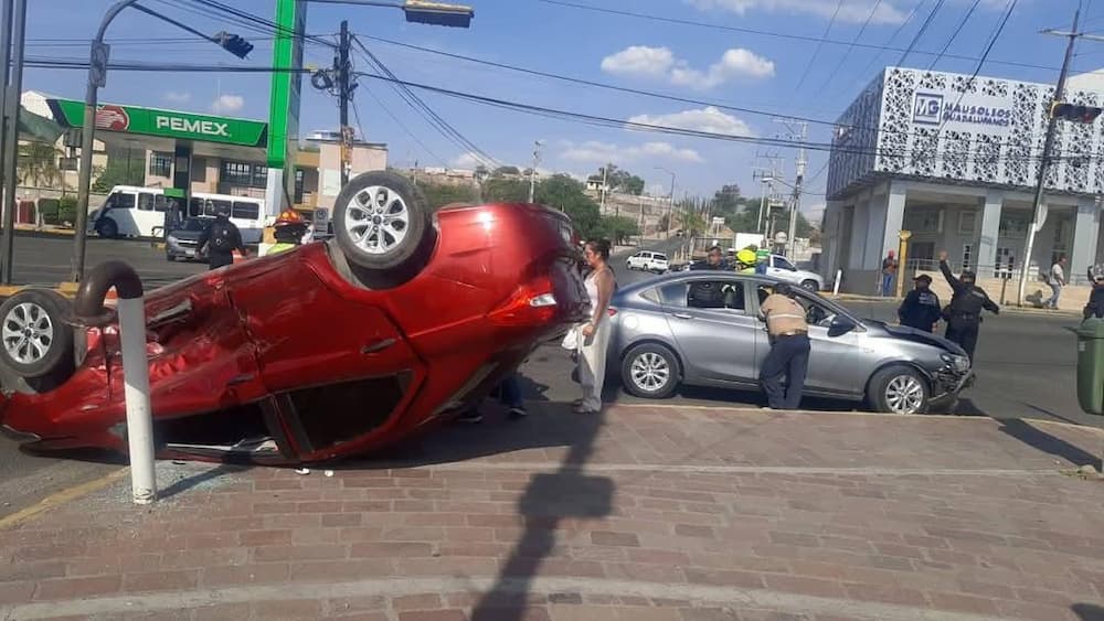 Vuelca vehículo tras choque en pleno centro de San Juan del Río 1 Vuelca vehículo tras choque en pleno centro de San Juan del Río