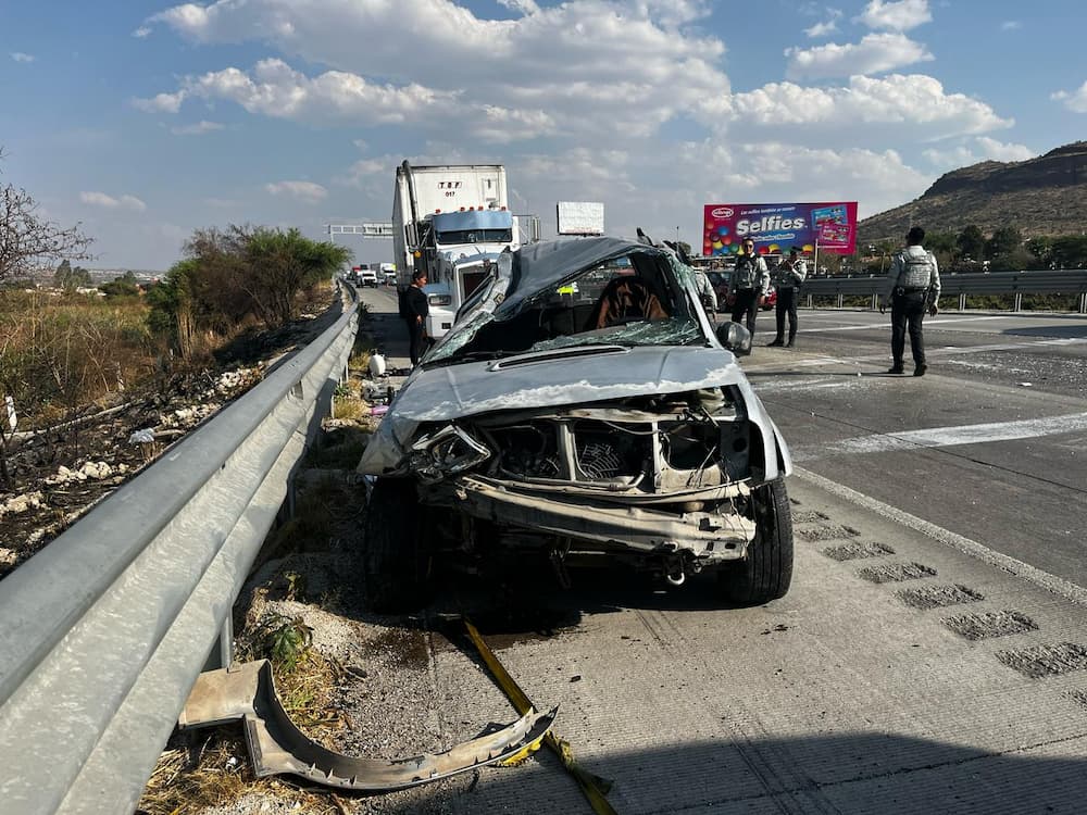 Volcadura en la México–Querétaro causa fuerte congestión vial 1 WhatsApp Image 2025 05 01 at 7.40.30 PM 1 1