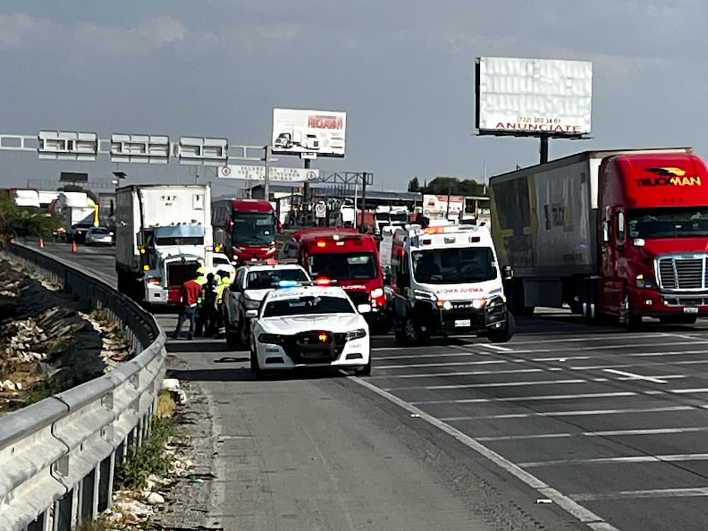 Volcadura en la México–Querétaro causa fuerte congestión vial 2 WhatsApp Image 2025 05 01 at 7.40.31 PM