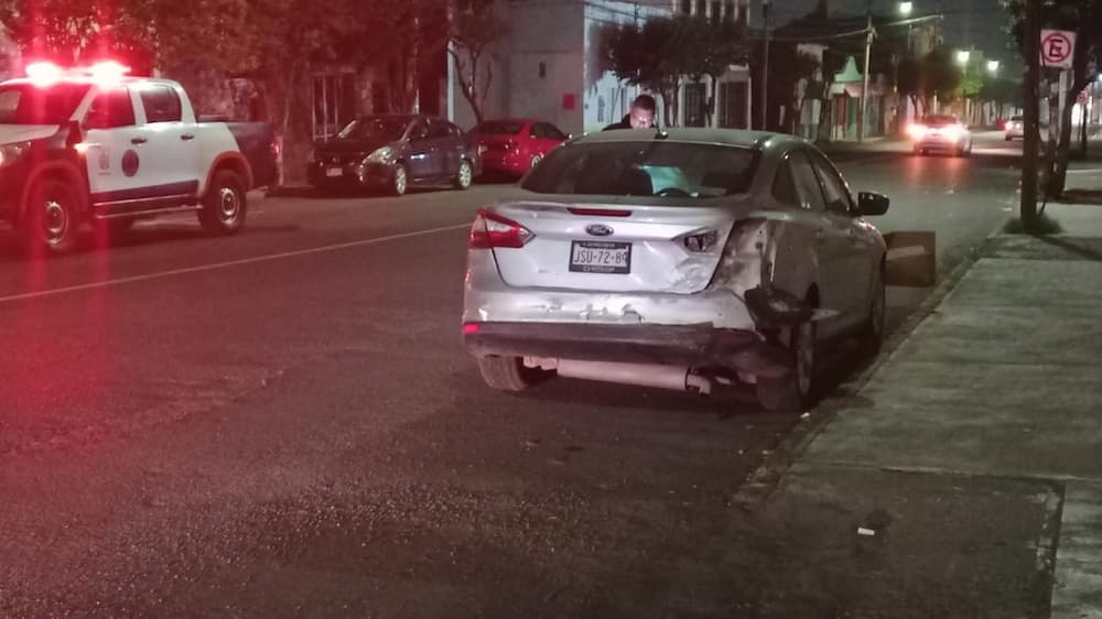Conductor provoca carambola al circular a exceso de velocidad en centro de San Juan del Río 2 Conductor provoca carambola al circular a exceso de velocidad en centro de San Juan del Río