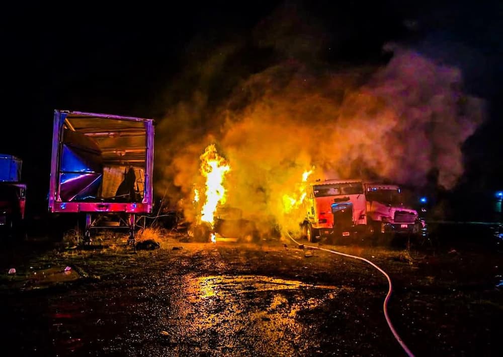 Incendio consume cabina de tráiler en corralón de San Juan del Río 1 Incendio consume cabina de tráiler en corralón de San Juan del Río