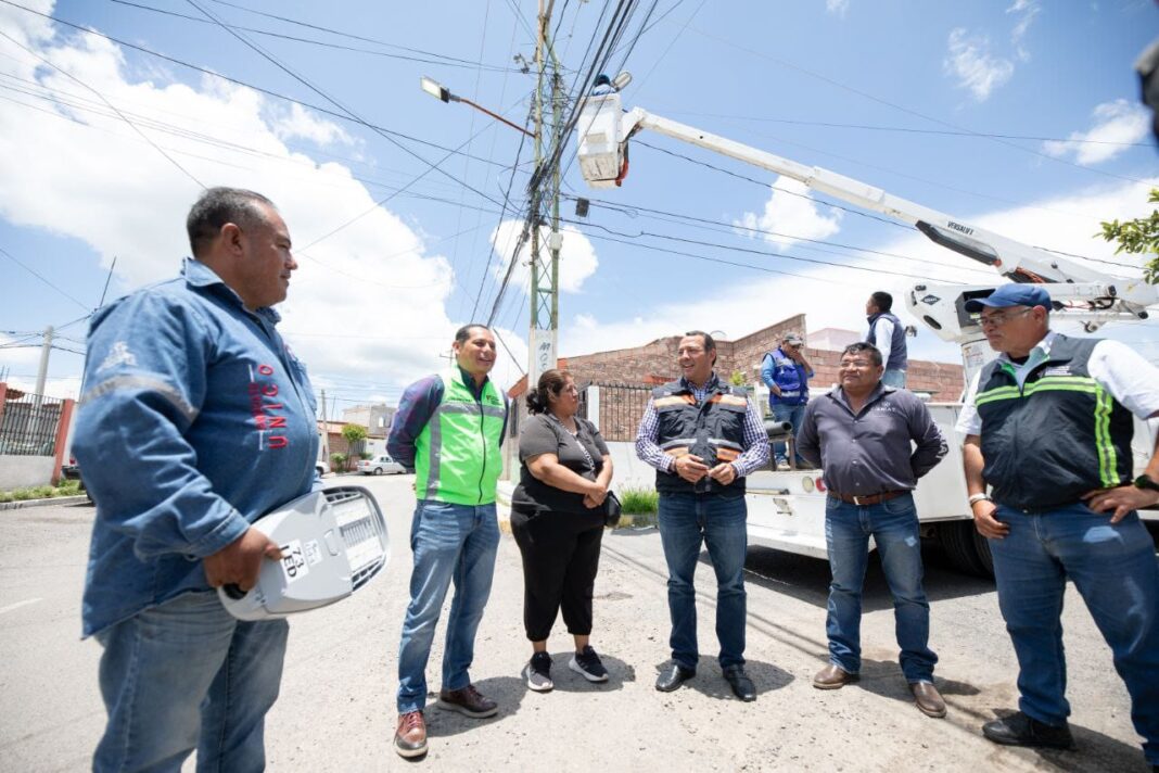Supervisan trabajos de mantenimiento y sustitución de luminarias en La Paz, SJR