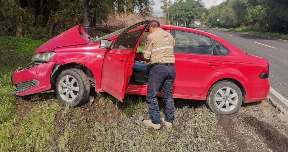 Tráiler embiste a sedán y huye en la carretera La Llave–La Estancia, SJR