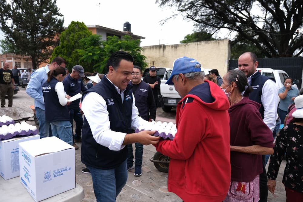 Entrega SEDESOQ canastas alimentarias en El Marqués