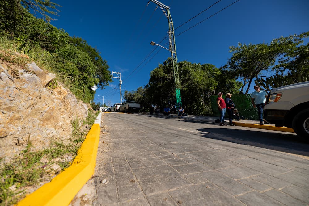 Entregan rehabilitación de calles de Mompaní