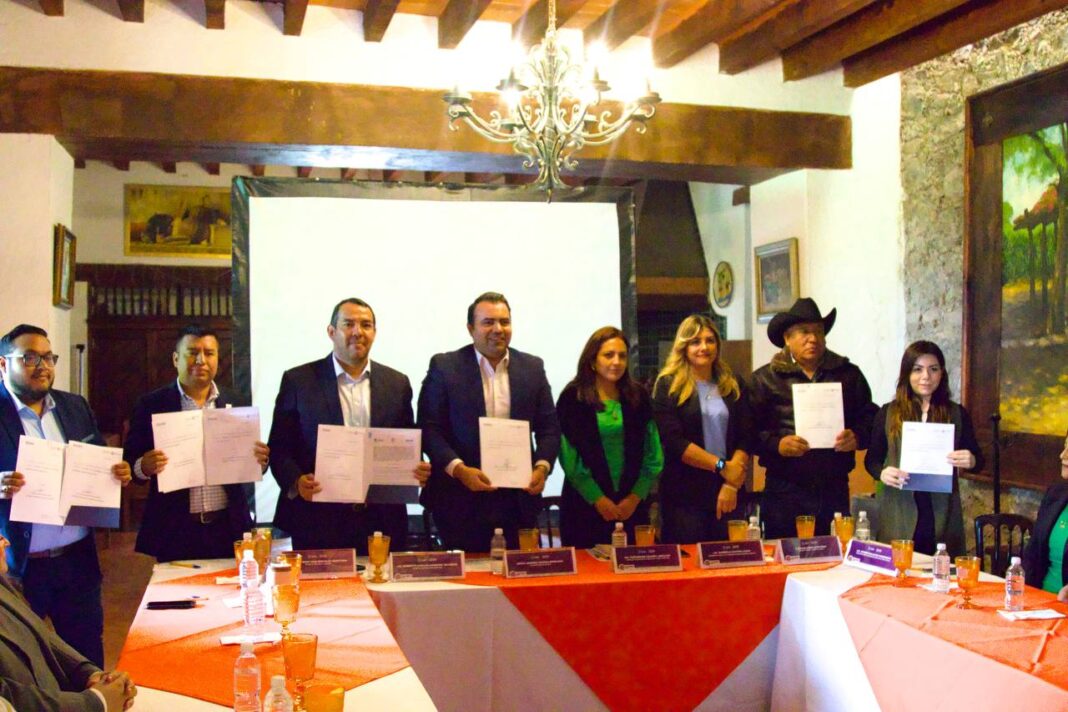 Asiste Roberto Cabrera a entrega de convenios de colaboración con la Coordinación Estatal de Desarrollo Municipal