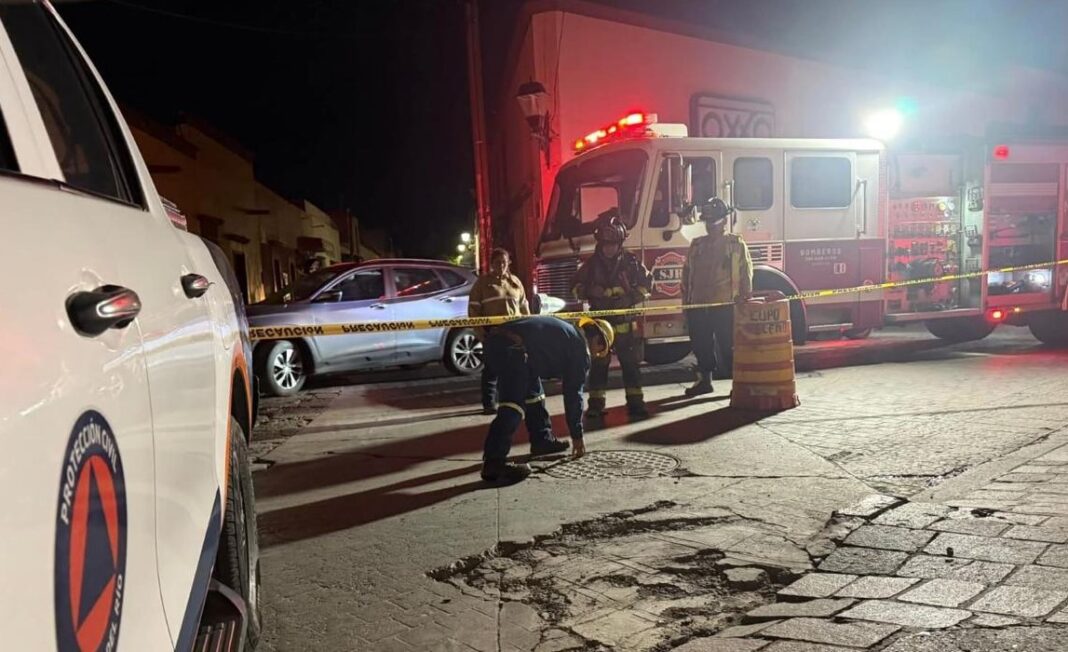 Atienden incendio subterráneo en el centro de San Juan del Río