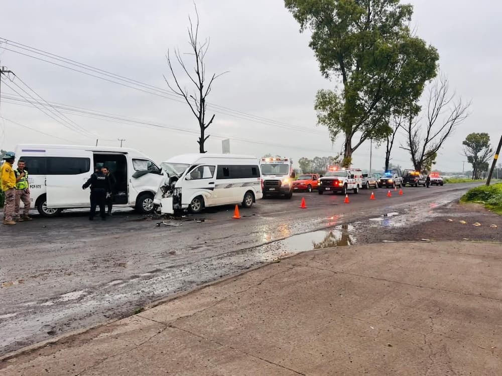 Choque frontal entre unidades de transporte de personal moviliza a cuerpos de emergencia en Pedro Escobedo