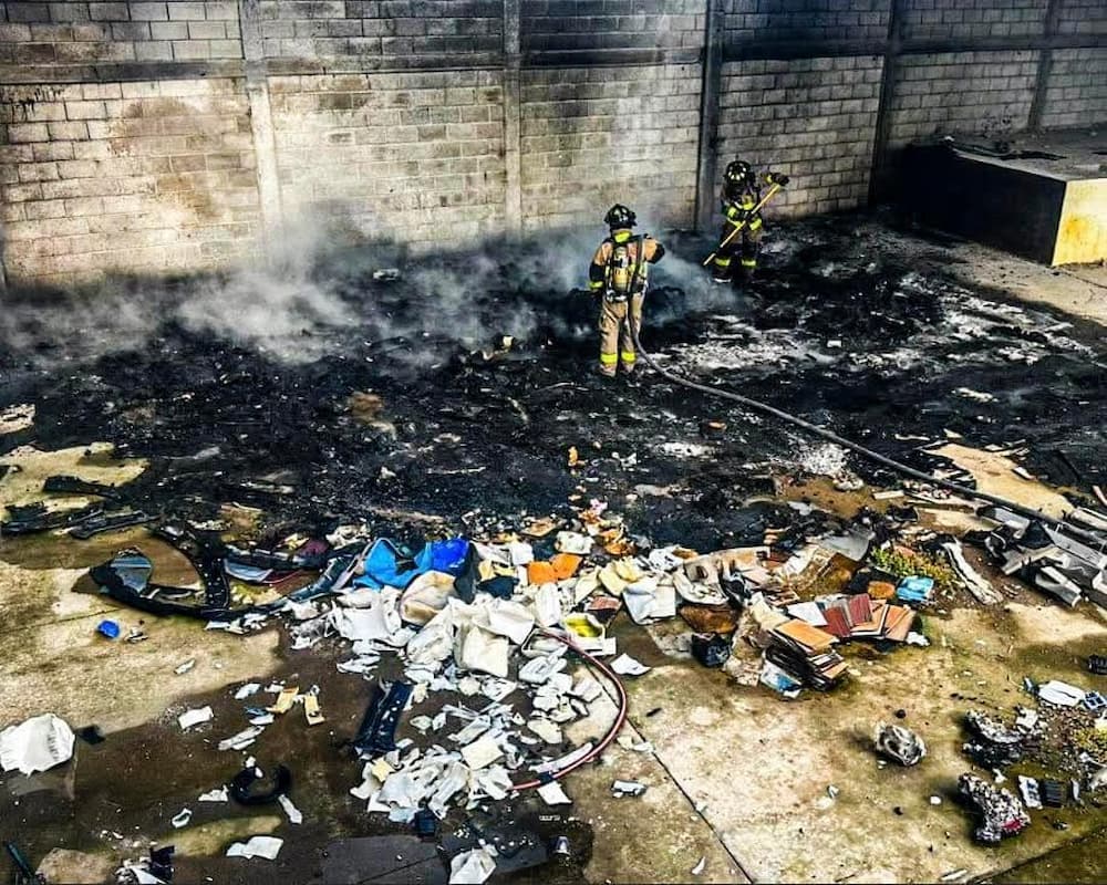 Incendio en bodega abandonada moviliza a cuerpos de emergencia en San Juan del Río