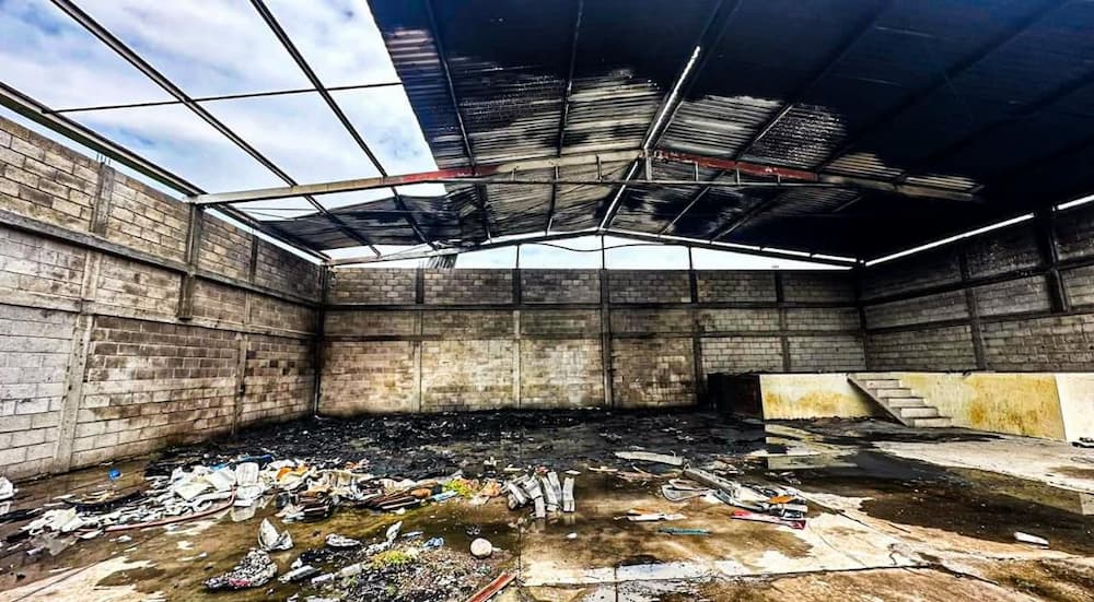 Incendio en bodega abandonada moviliza a cuerpos de emergencia en San Juan del Río