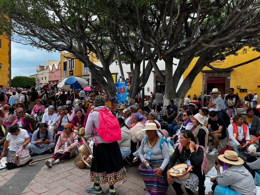 Peregrinacion femenil inunda de fe las calles de San Juan del Rio 1