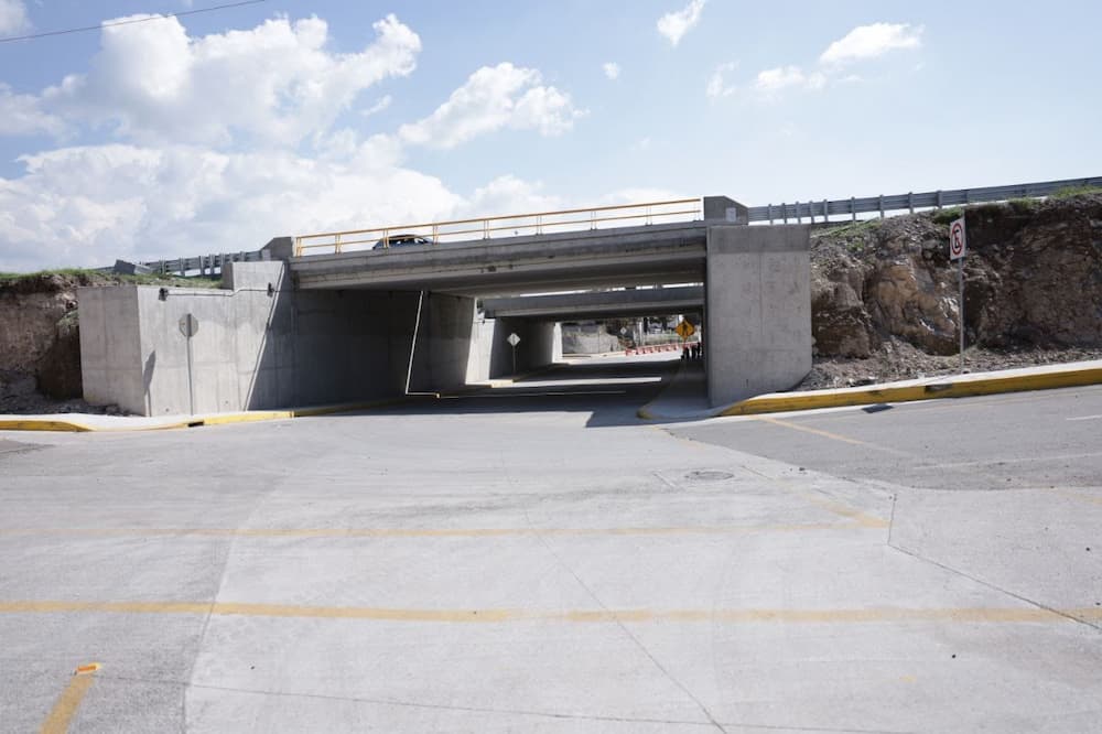 Roberto Cabrera entrega rehabilitación de red de agua y drenaje e inaugura puente en Palmillas