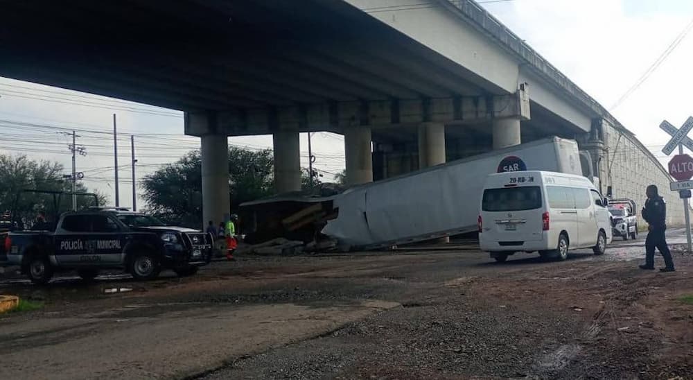 Tráiler intenta ganarle el paso al tren y termina impactado en Viborillas