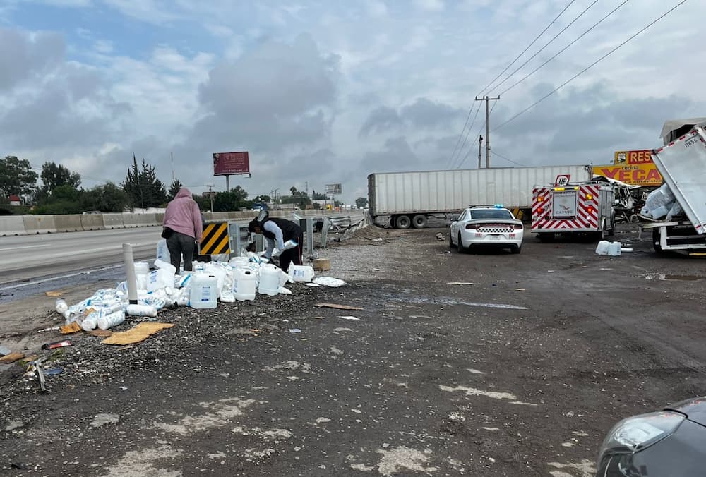 Tráiler se sale del camino y choca contra tres vehículos en la México ...
