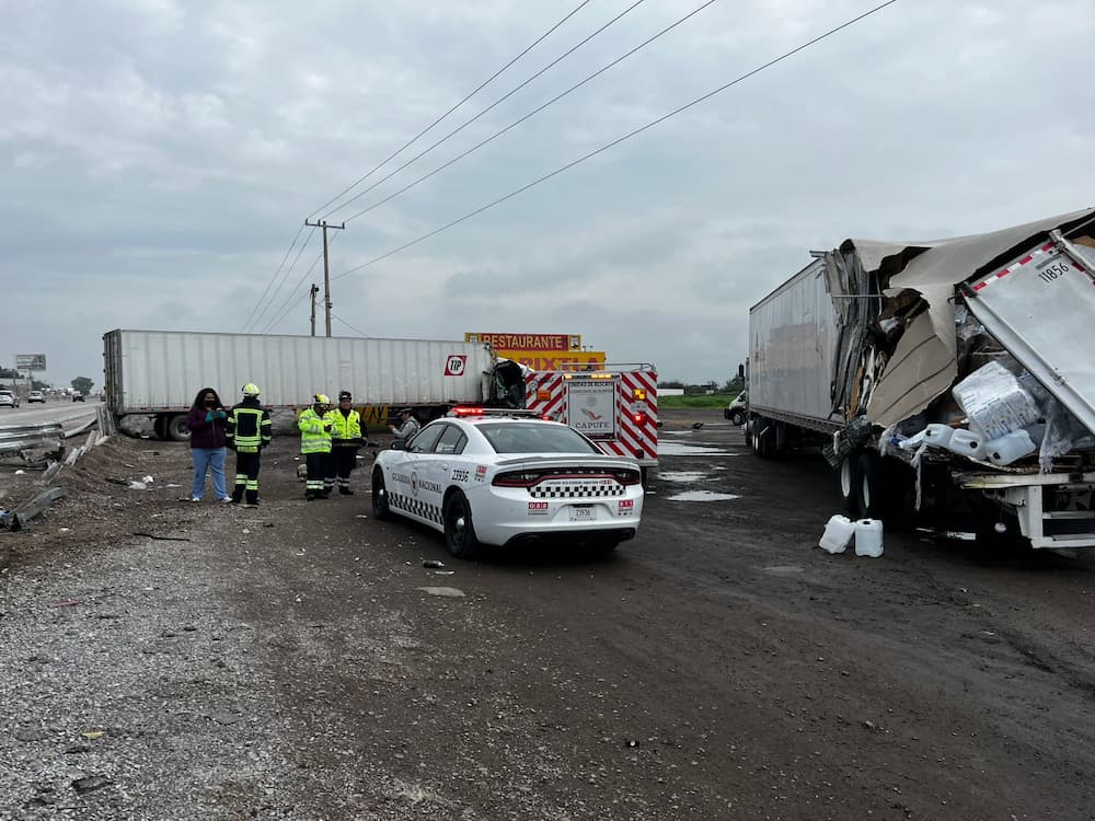 Tráiler se sale del camino y choca contra tres vehículos en la México–Querétaro a la altura de Pedro Escobedo
