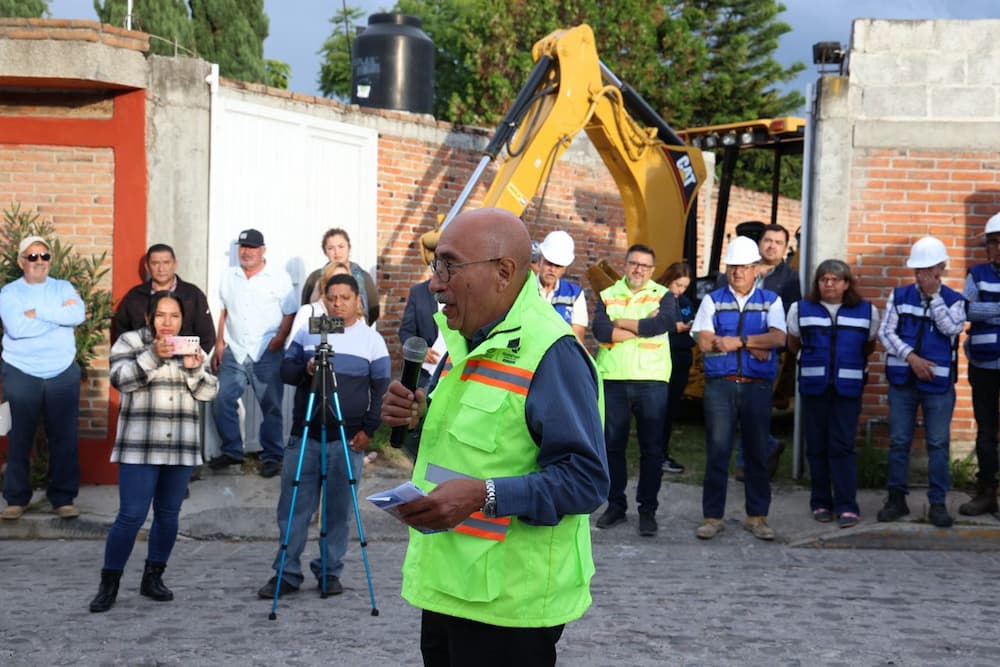 Mejoran vialidad y servicios con rehabilitación de calle en Huimilpan