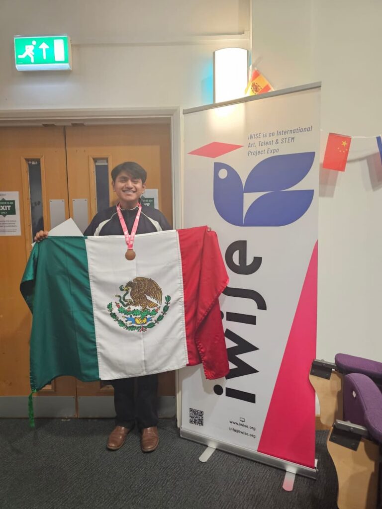 Triunfa alumno del CECyTEQ en Inglaterra con salsa en polvo