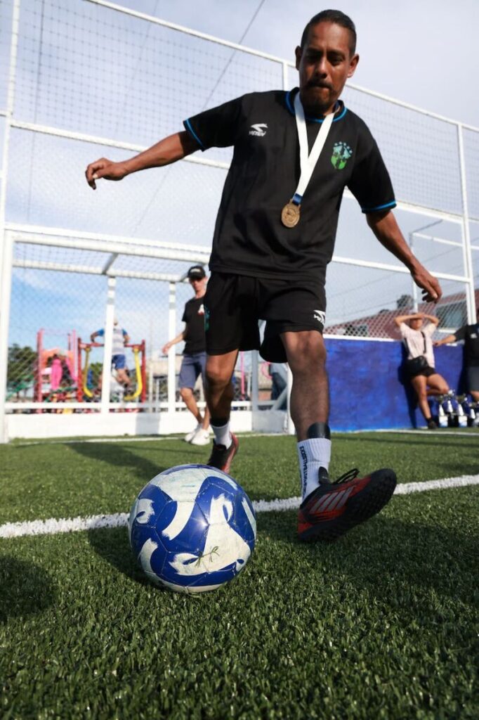 Entrega SEDESOQ rehabilitación de la cancha El Gallinero