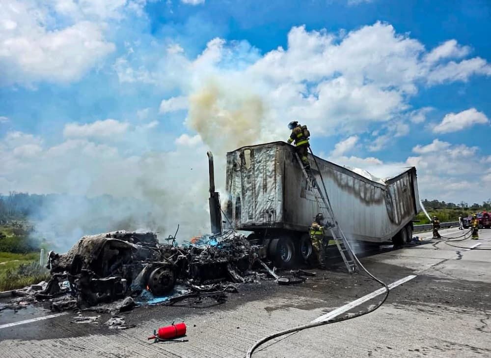 Incendio de tractocamión en el Macrolibramiento; sin personas lesionadas
