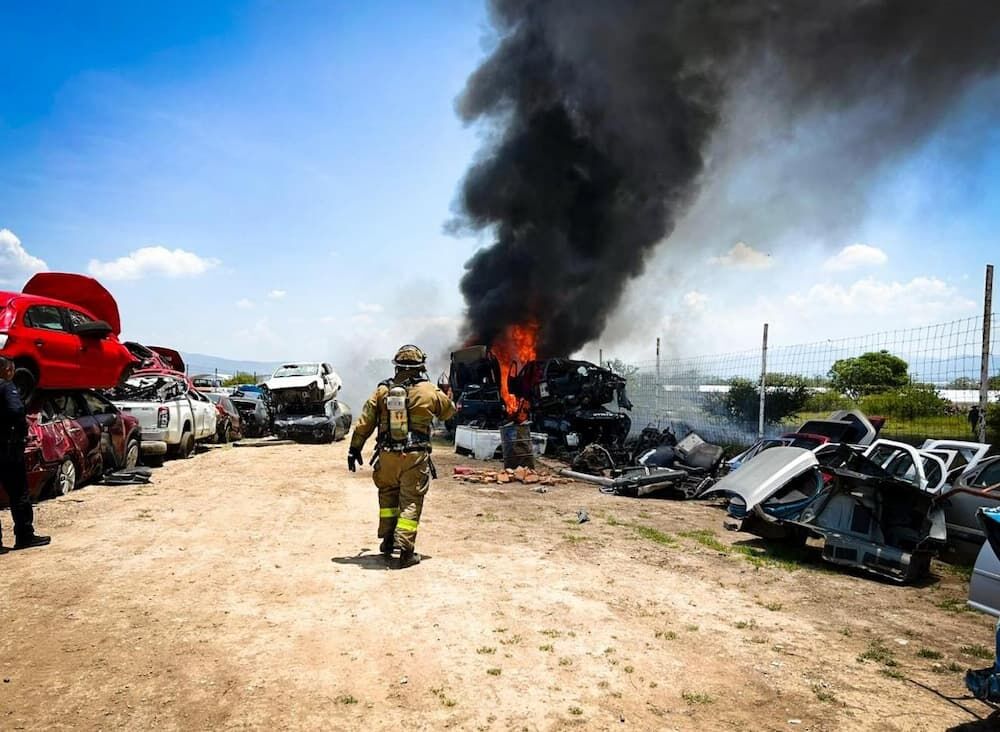 Incendio en yonker moviliza a cuerpos de emergencia en San Juan del Río