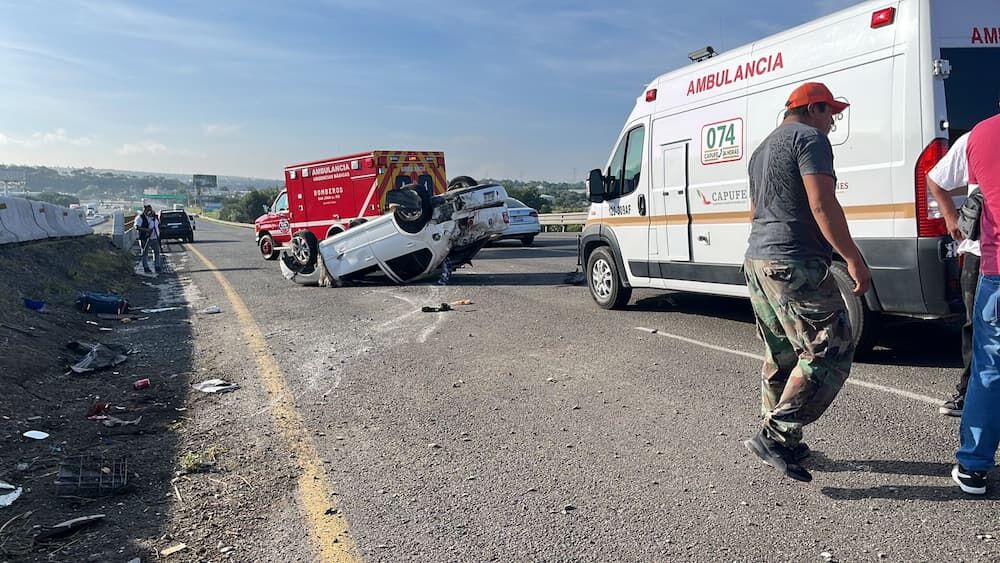 Tráiler embiste auto compacto en la México–Querétaro; conductor resulta lesionado