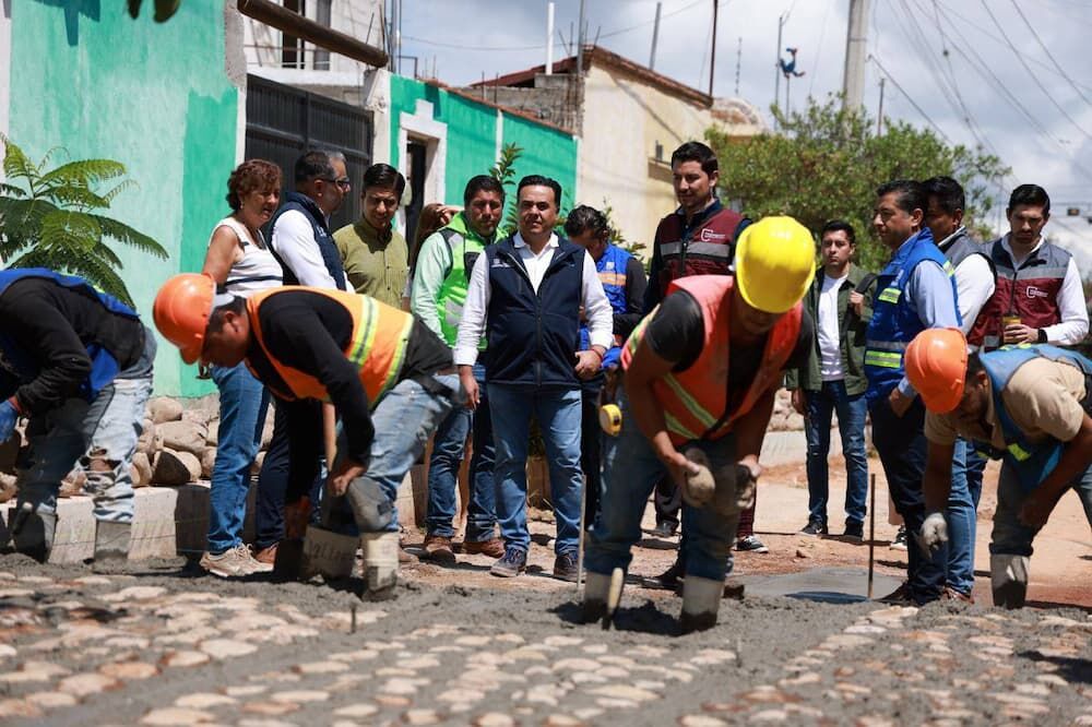 Entrega Luis Nava obra social en Tequisquiapan