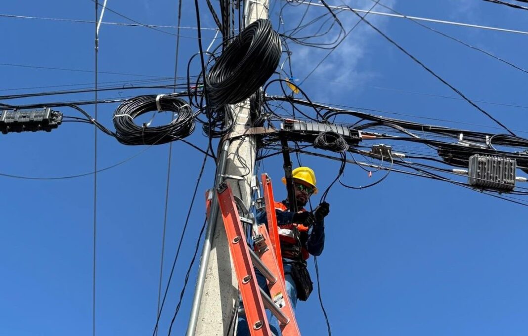 Avanza retiro de cables en desuso en San Juan del Río