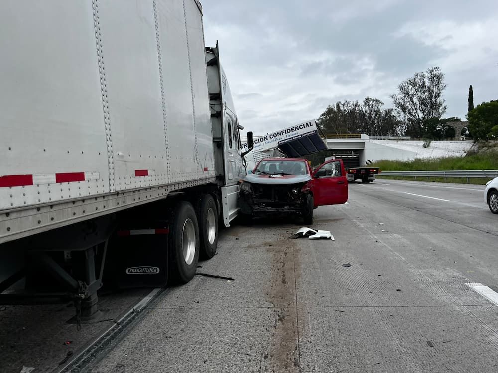 Choque en la México-Querétaro genera caos vial; se salva de milagro conductor de camioneta