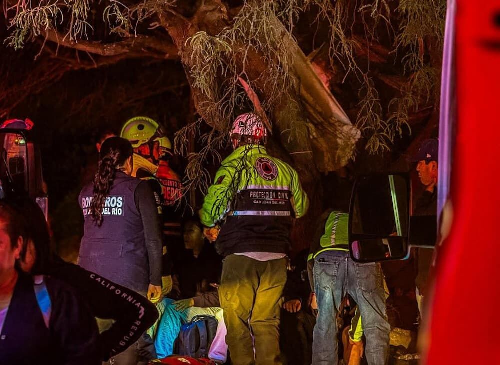 Choque frontal entre camión de pasajeros y camión de carga deja una persona lesionada en Vista Hermosa, SJR