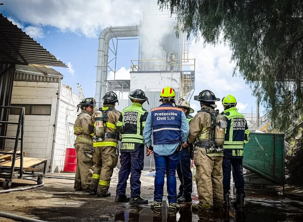 Evacúan a más de 90 trabajadores por incendio en empresa de San Juan del Río