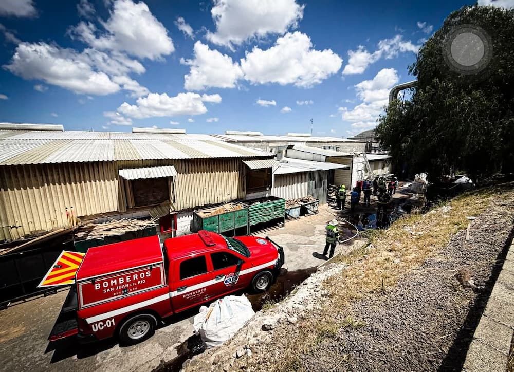 Evacúan a más de 90 trabajadores por incendio en empresa de San Juan del Río