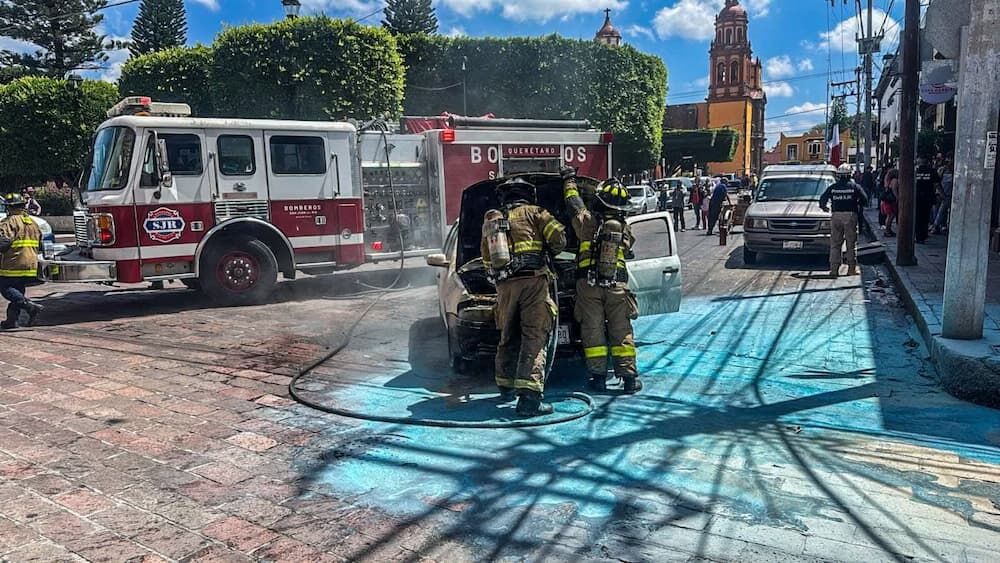 Incendio vehicular genera alarma en el centro histórico de San Juan del Río