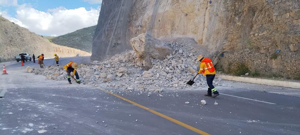 Realiza Gobierno del Estado acciones por derrumbe sobre la Carretera Estatal 100