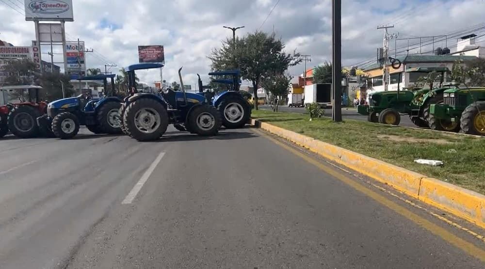 Agricultores bloquean avenida en San Juan del Río en protesta por bajos precios del maíz
