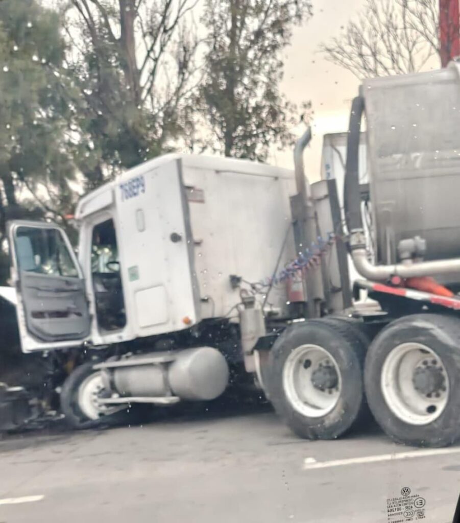 Aparatoso accidente en autopista México–Querétaro, conductor la libra de milagro