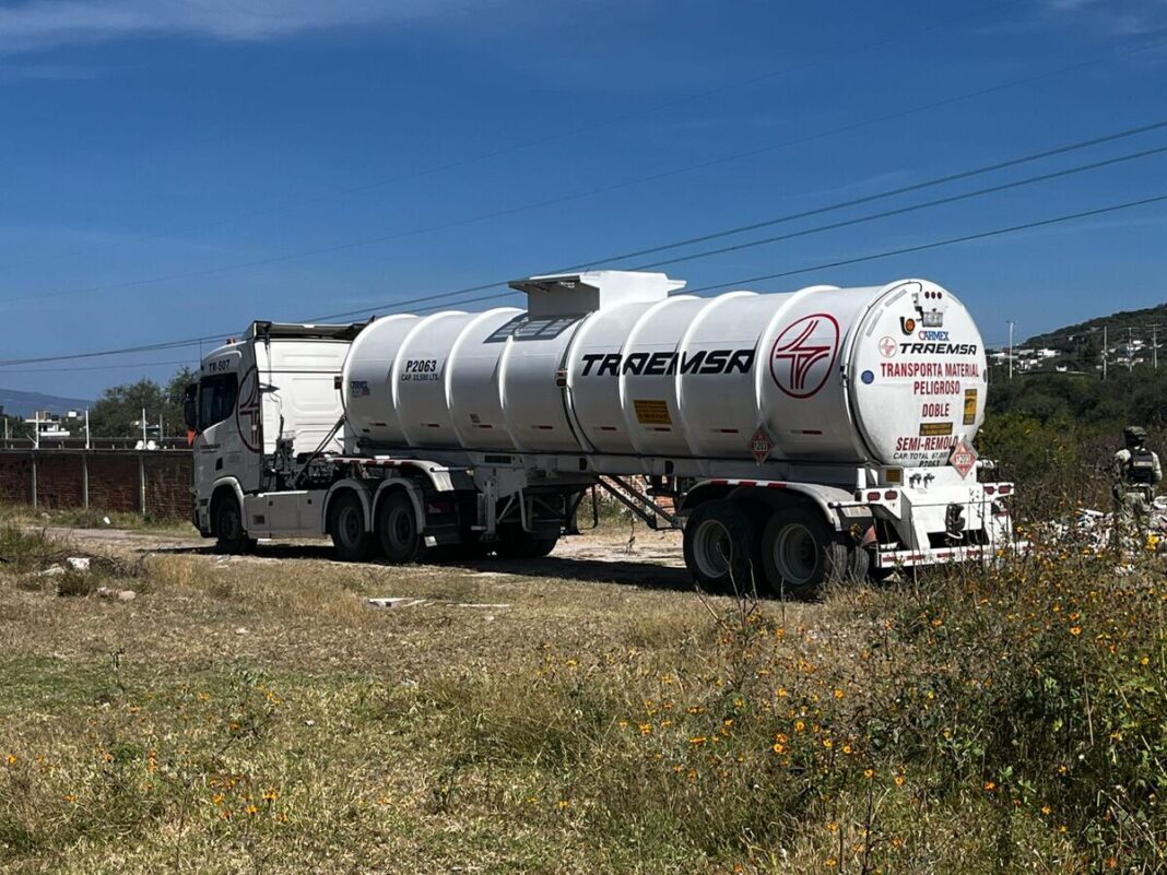 Ejército asegura tractocamión conectado a toma clandestina en San Juan del Río