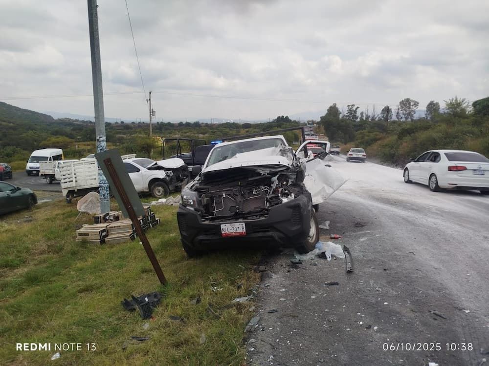 Persona prensada tras choque de camionetas en la carretera San Juan del Río–Amealco