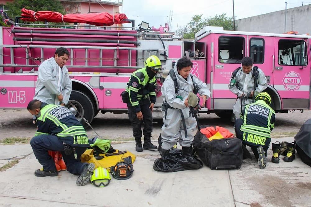 Personal de emergencia atiende derrame de ácido sulfúrico en laboratorio escolar en SJR