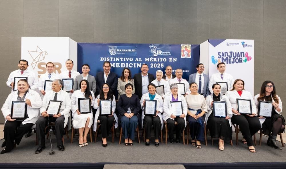 Roberto Cabrera entrega Distintivo al Mérito en Medicina 2025 a 15 médicas y médicos de SJR Roberto Cabrera entrega Distintivo al Mérito en Medicina 2025 a 15 médicas y médicos de SJR